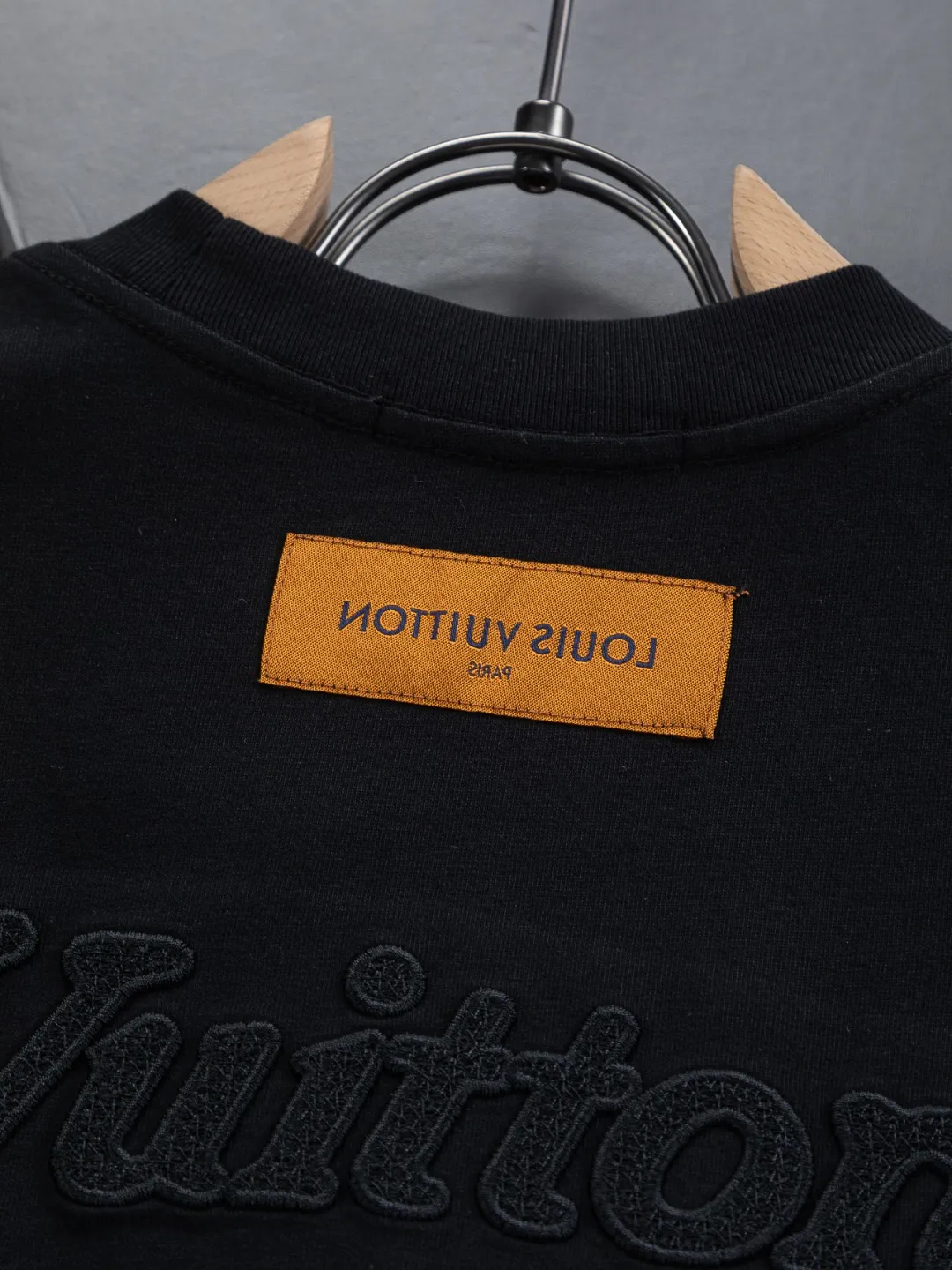 🅿️220 Louis Vuitton 1V LV slightly wide version S-XL LV 26ss new product counters are on the shelves at the same time. Multiple craftsmanship. Three-dimensional water-soluble cotton letters on the chest🪡 embroidery + water-soluble cotton large letters logo on the back🪡 embroidery. Round neck short-sleeved T-shirt, same style for men and women! Consigned to one-to-one creation. Synchronized with the official website, pure cotton fabrics at the counter! It is close to the skin and comfortable, durable and easy to wear. It has a classic and simple logo design and meticulous original craftsmanship. Short-sleeves, a must-have item for men, do not appear to be the same for the general public, but must be unique and eye-catching. This LV short-sleeve is all about quality, comfort, the same shape and fashion as always, including fabrics and cutting techniques. All of them have been made with great effort! 320 grams of washed pure cotton fabric, pure cotton is breathable, very refreshing and comfortable for daily wear. The rib knitting on the neckline is smooth and tight, and the neckline will not be skewed if you toss it at will. The loose version, you will find that it looks really good on the upper body. The overall is minimalist and neat, super versatile for daily use! Pair it casually with a pair of pants for a youthful look. A T-shirt will make your outfit crazy. It is a fashionable item that can never go wrong! Color: Black White Size: S-XL Size chart: S: Shoulder width 50-Bust 56-Length 70 M: Shoulder width 52-Bust 57-Length 72 L: Shoulder width 54-Bust 59-Length 74 XL: Shoulder width 56-Bust 62-Length 76